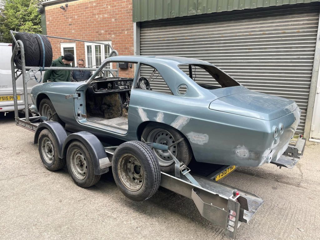 reliant scimitar arrives for a respray
